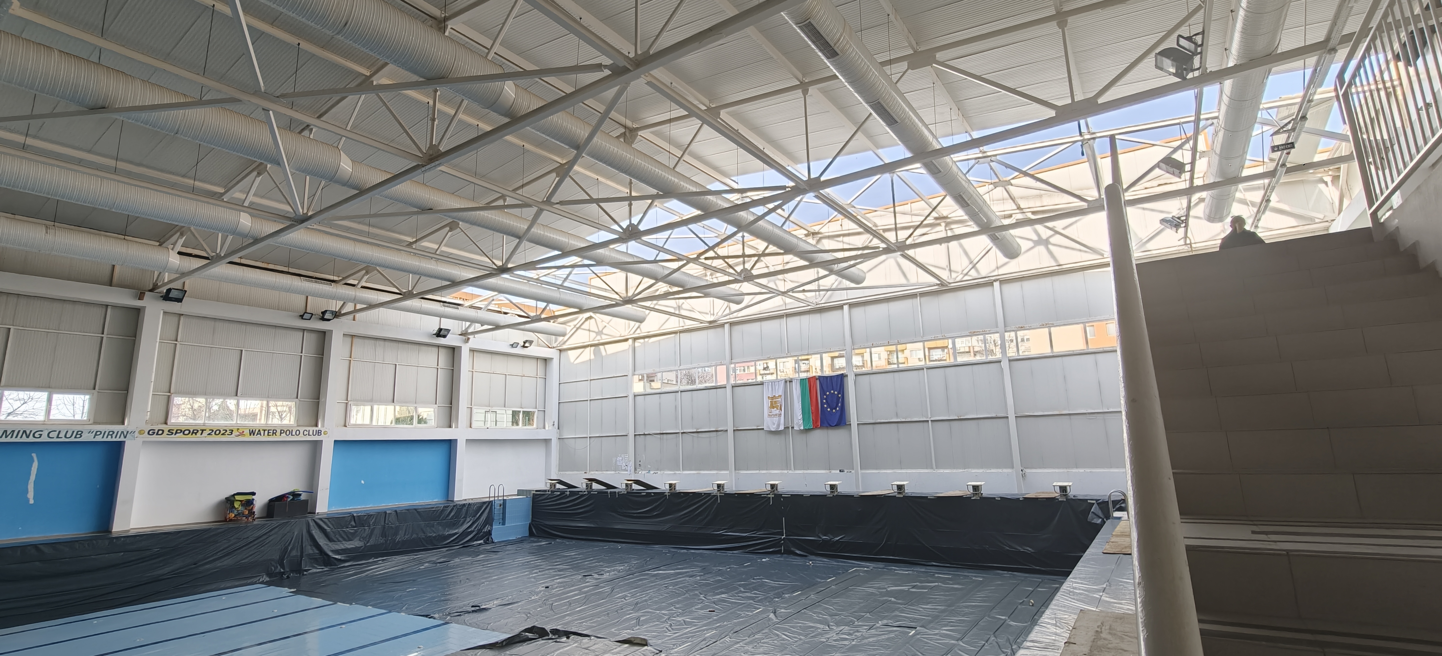 Започна ремонтът на закрития плувен басейн в кв. „Еленово“ 