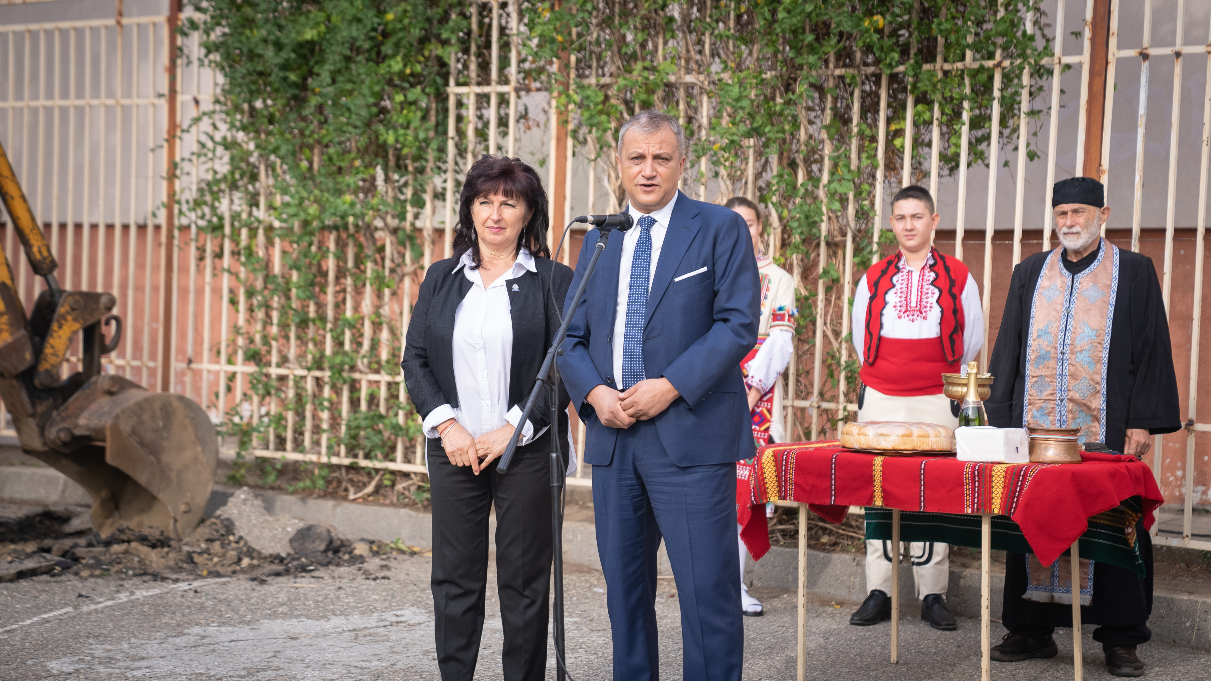 С първа копка кметът Илко Стоянов и директорът на VII СУ „Кузман Шапкарев“ в Благоевград стартираха строежа на нова сграда към учебното заведение
